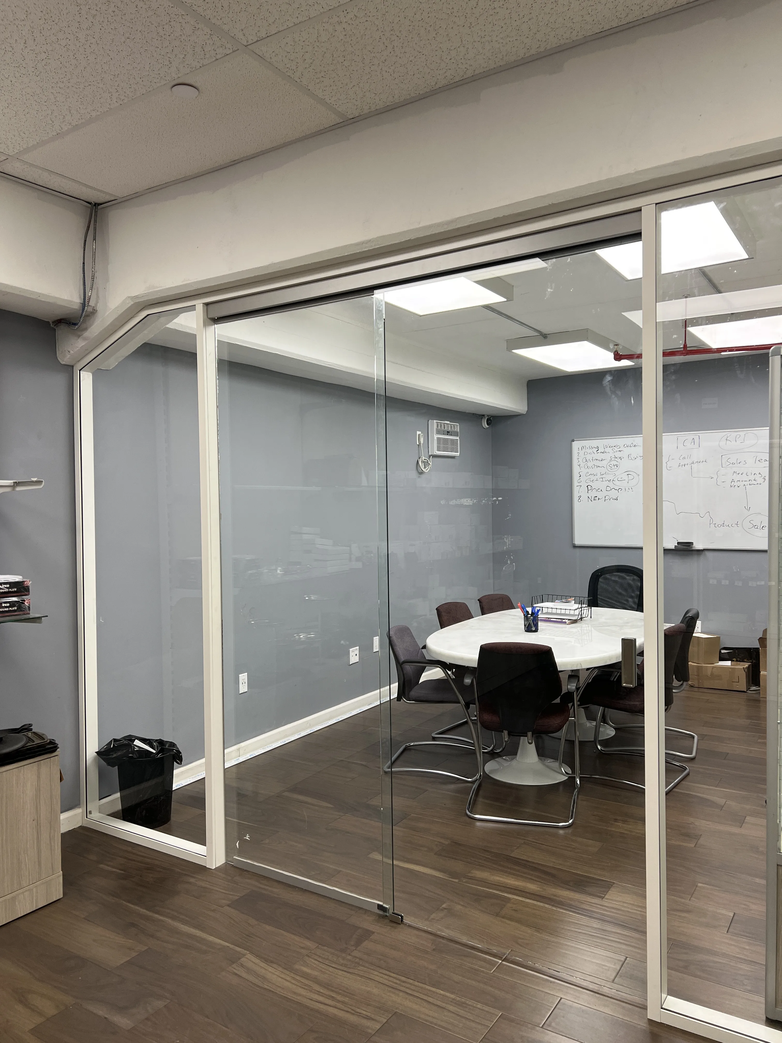 Büro mit Glastrennwänden – Blaues Innenraumkonzept · Ansicht 5